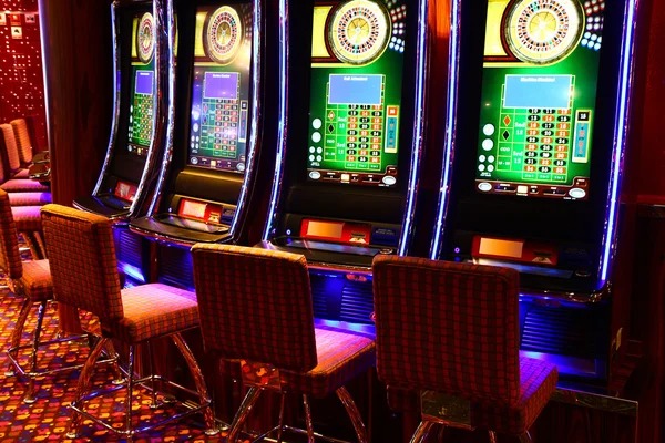 Antarmuka aplikasi gebyar124 menampilkan kategori permainan dealer langsung dan slot